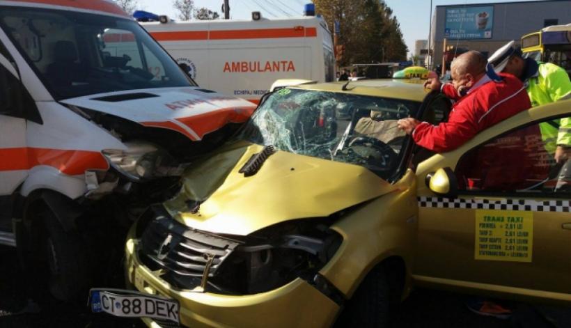 Accident teribil în Constanţa! O ambulanţă a lovit violent un taxi