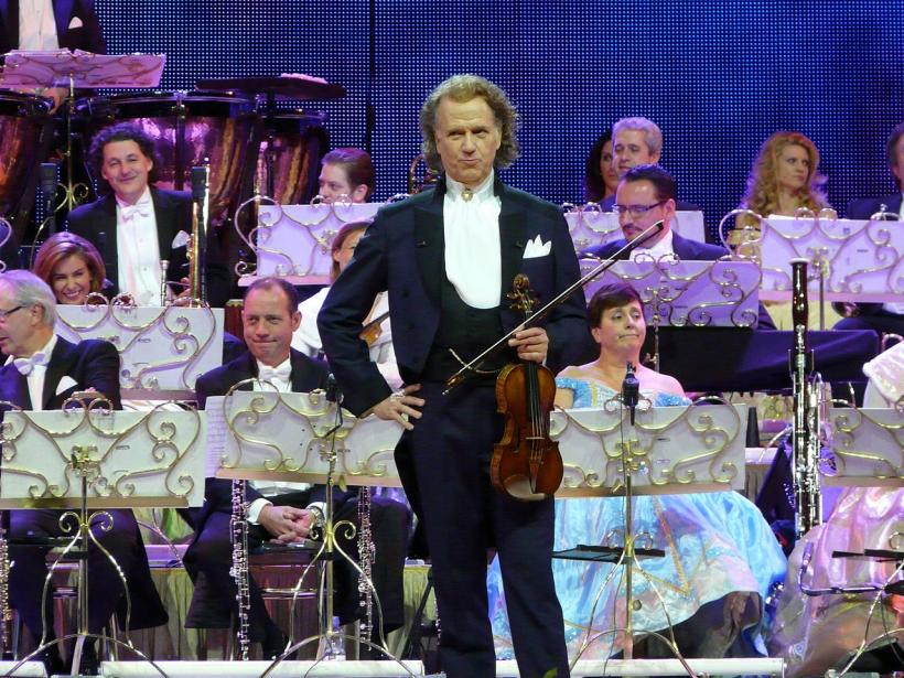 André Rieu, amendat că a lăsat un grup de copii români să cânte după ora 23:00