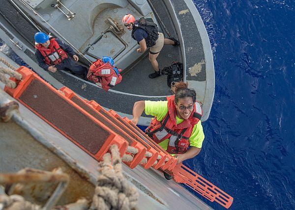 Două femei salvate împreună cu câinii lor după ce au plutit 5 luni în derivă în Pacific
