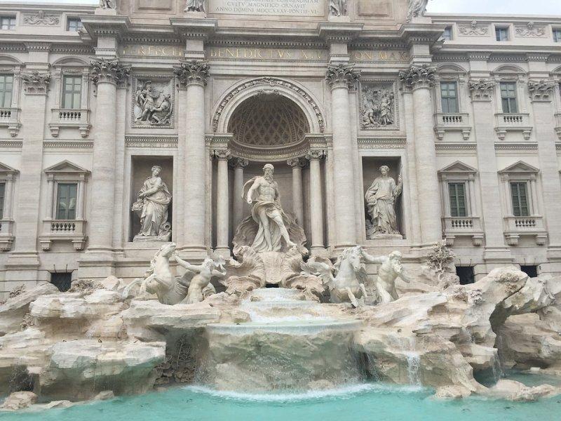 Italia: Fontana di Trevi, vandalizată după ce un bărbat a turnat vopsea roşie în apă 