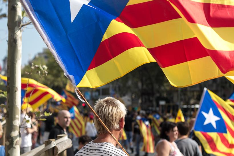 Zeci de manifestanți au salutat la Barcelona anunțul declarării independenței Cataloniei