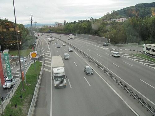 Halucinant! Un şofer de tir român a rămas fără permis în Elveţia după ce a mers cu spatele pe autostradă 