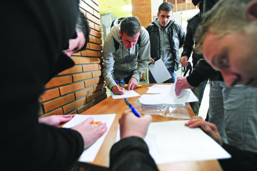 Piaţa muncii din România, inundată de tineri cu slabă calificare