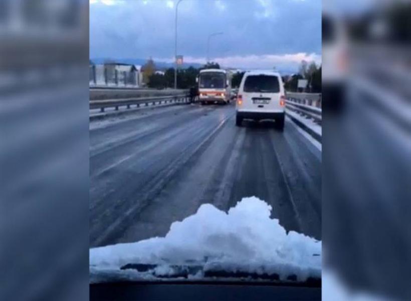  Polei şi zăpadă pe străzile din Braşov: Autorităţile locale total nepregătite în faţa ninsorii de noaptea trecută