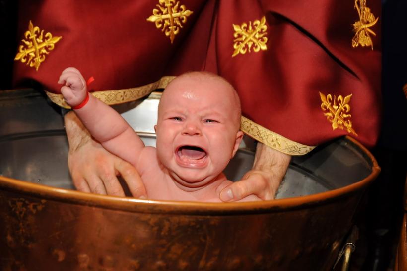 Anchetă a IPJ în cazul unui preot din Brăila care ar fi bruscat un bebeluş în timpul botezului