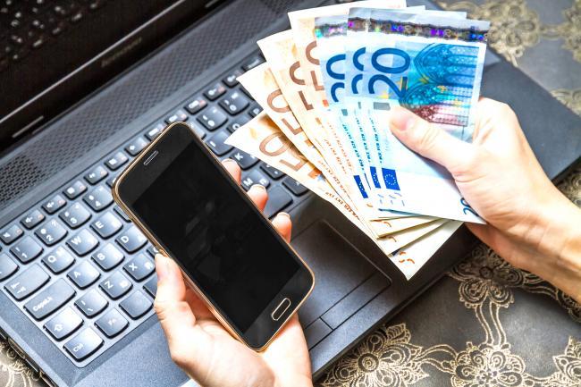 Românii preferă shopping online şi utilizează intens aplicaţiile de mobil 