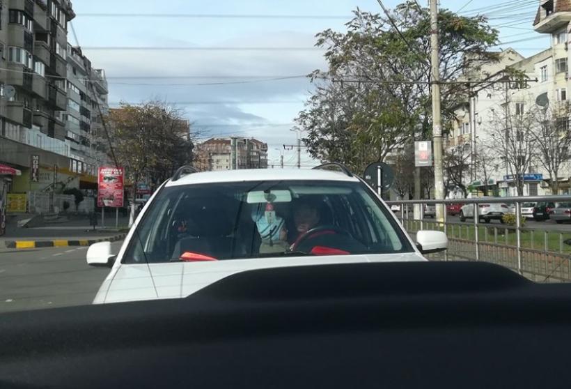 O şoferiţă din Botoşani a provocat un scandal uriaș, după ce a fost fotografiată în timp ce şofa având un copil în braţe