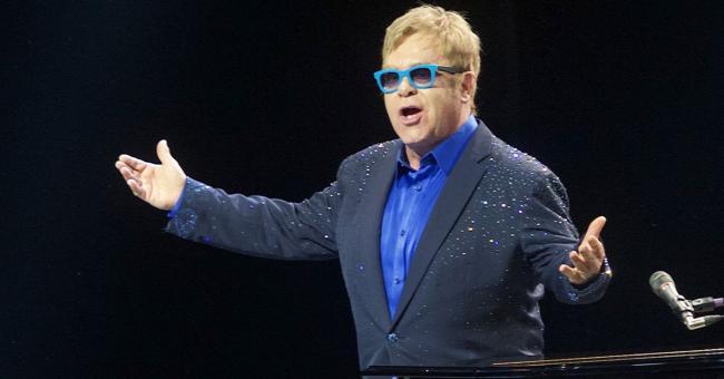 Elton John, premiat de Fundaţia Harvard pentru implicarea sa în lupta contra HIV/SIDA 