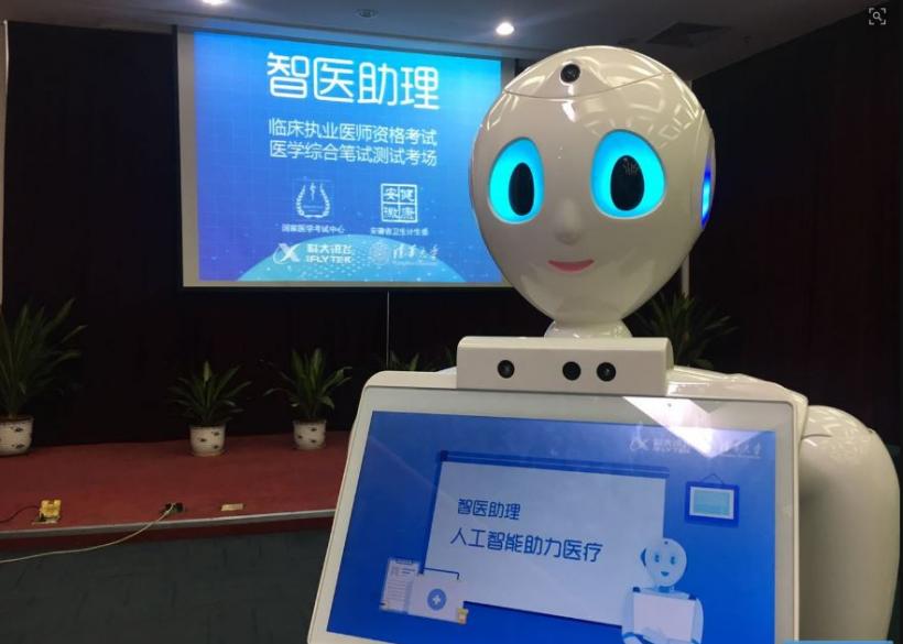 China: Un robot a obţinut o notă mare la testul naţional de acreditare a medicilor
