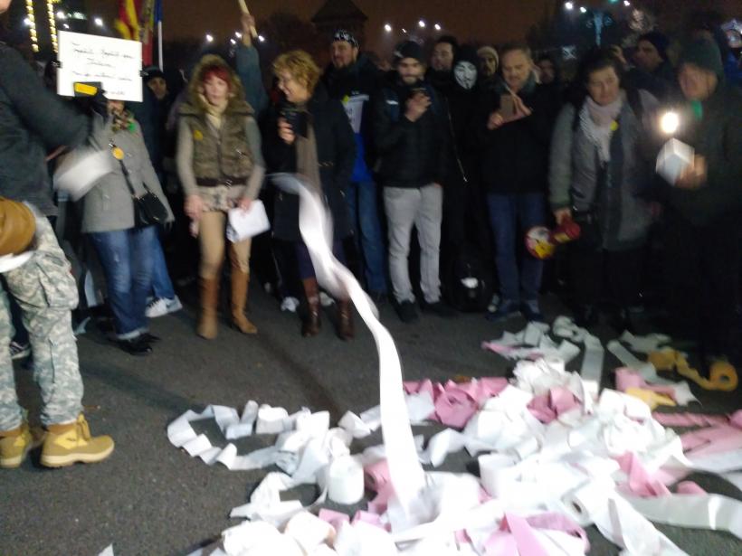 Peste 1.500 de manifestanţi în Piaţa Victoriei; protestatarii au aruncat cu hârtie igienică spre sediul Guvernului