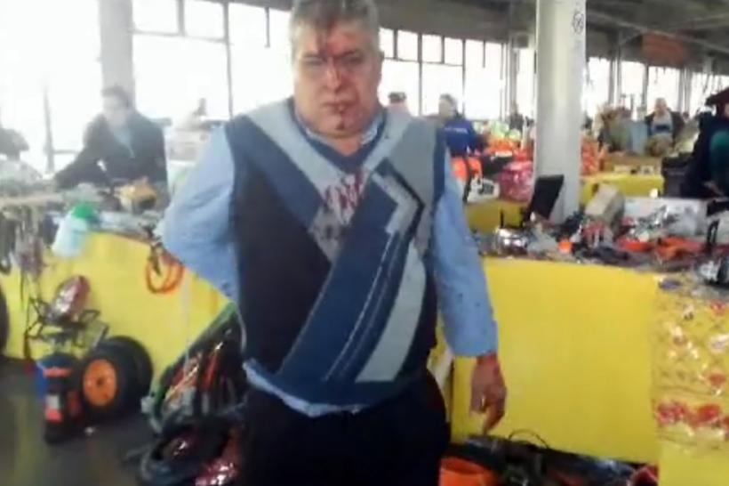 VIDEO - Scene sângeroase într-o piață din Lugoj. Un bărbat a fost bătut crunt și lovit cu un topor