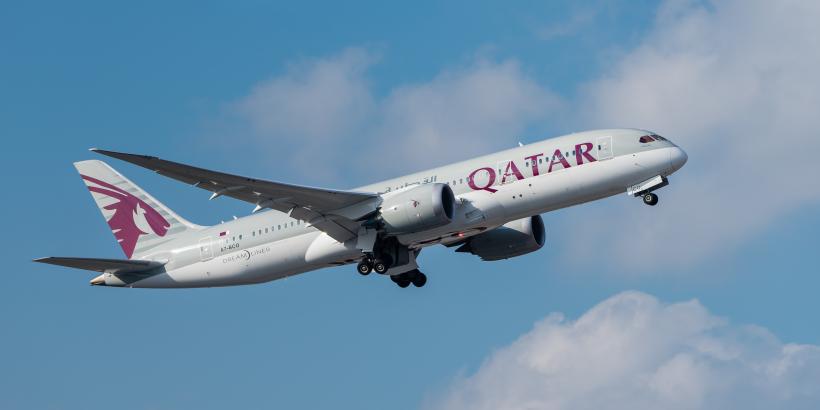 Un zbor Qatar Airways a aterizat de urgenţă după ce o pasageră a aflat de infidelitatea soţului ei
