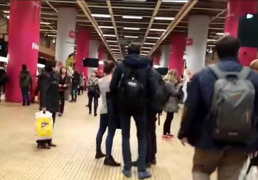 Clipe de groază la metrou! Un bărbat a rămas fără o mână după ce s-a aruncat în faţa trenului