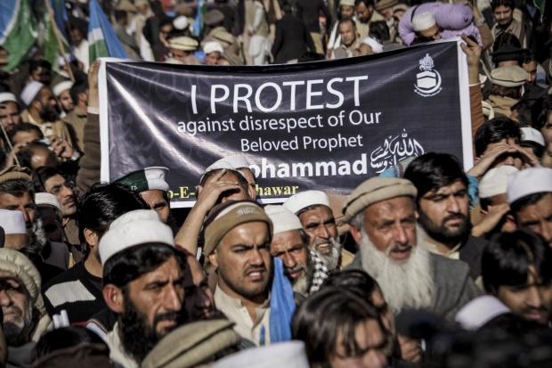 Pakistan: Sute de manifestanţi au blocat accesul în capitala Islamabad pentru a cere demisia ministrului justiţiei