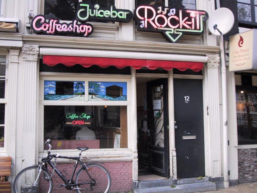 Olanda. Coffee shop-urile din apropierea şcolilor, deschise doar după terminarea cursurilor
