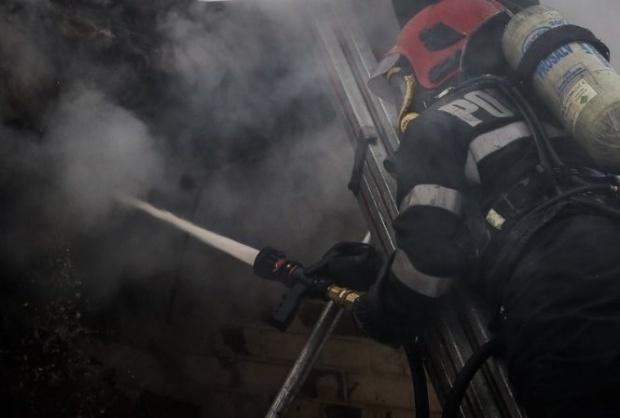 Explozie urmată de incendiu violent la un bloc din Constanţa
