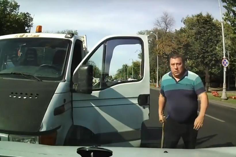 VIDEO - Un șofer care circula pe contrasens a scos bâta la un șofer care circula regulamentar