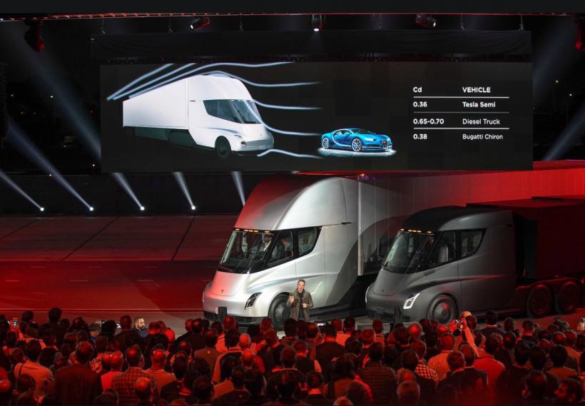 Elon Musk și-a prezentat noile camioane electrice autonome dar și un bolid care ajunge la 100km/h in 1,9 secunde
