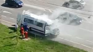 Un microbuz a luat foc în Capitală