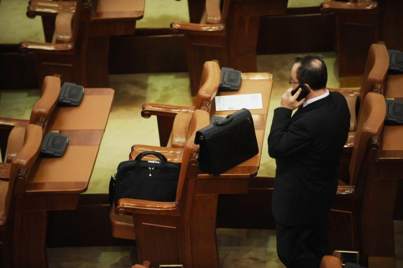 A început şedinţa plenului Parlamentului în care se citeşte textul moţiunii de cenzură