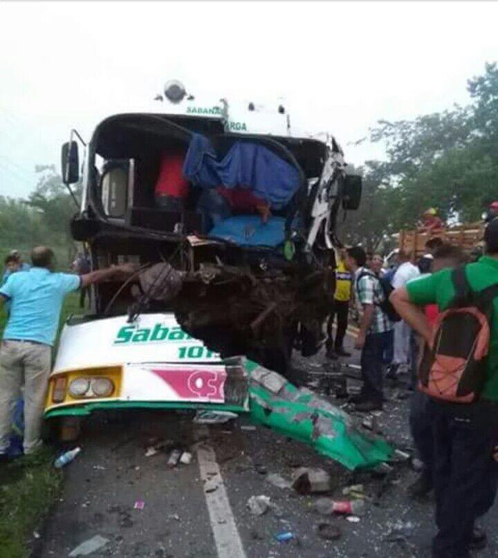 Accident TERIBIL. Un autocar a căzut într-o râpă. Bilanț: 14 morţi şi 35 de răniţi 