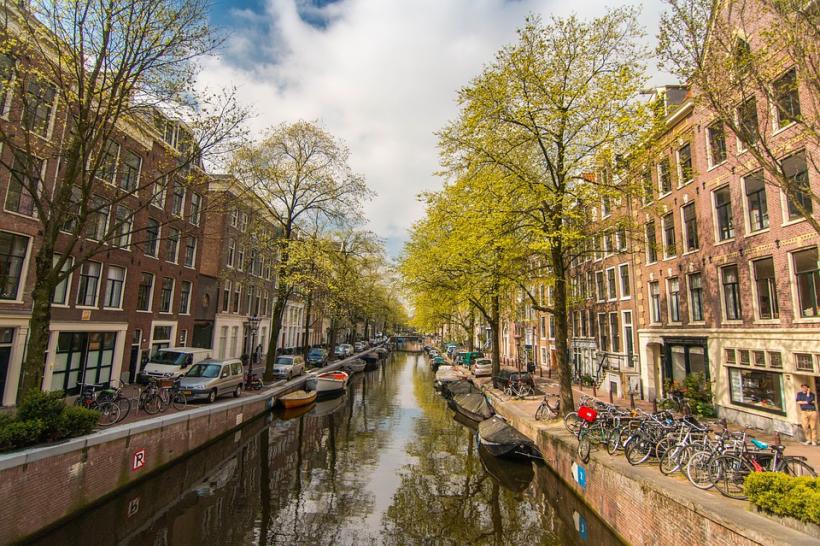 Amsterdam va găzdui sediul Agenţiei Europene a Medicamentului 