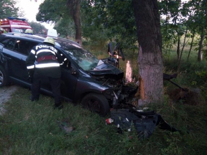 Incident halucinant! Un tânăr beat din Botoșani a intrat cu mașina în cinci copaci pentru că a uitat să ridice piciorul de pe acceleraţie