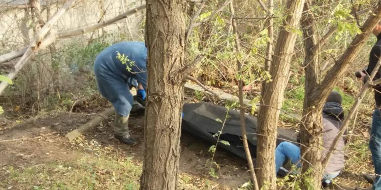 Un bărbat spânzurat, descoperit în parcul unei localități brăilene
