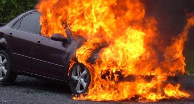 Caz incredibil la Tulcea! Trei autoturisme au fost avariate, într-un incendiu provocat de o ţigară nestinsă, aruncată în containerul de gunoi