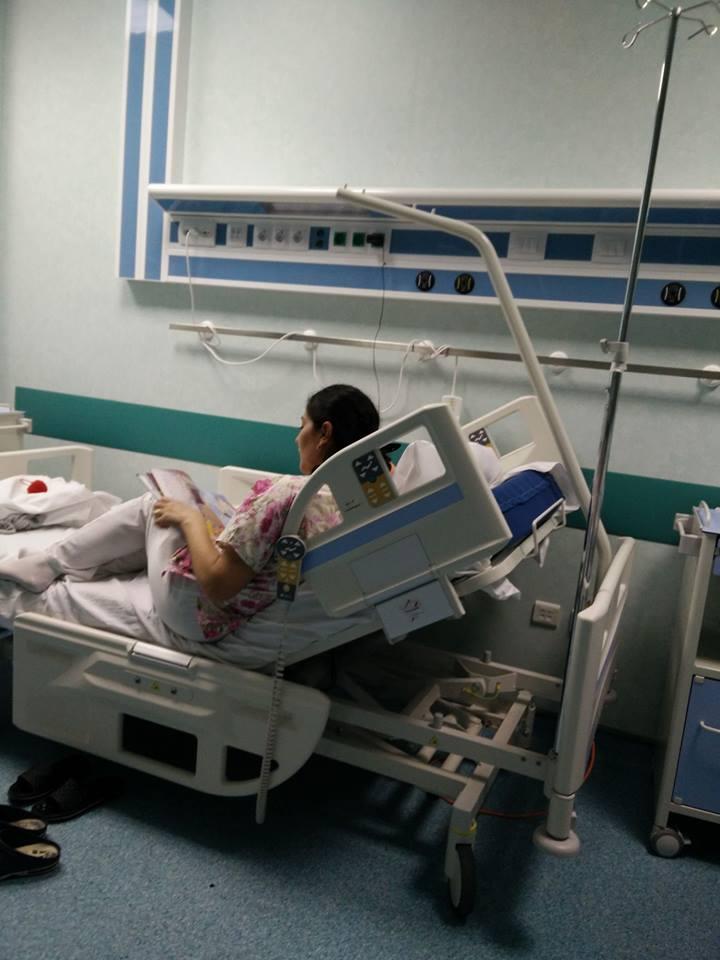 Cine este asistenta surprinsa in timp ce ii citea o poveste unei fetite aflate pe patul de spital
