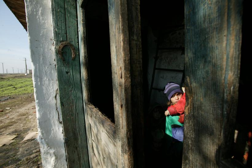 Jumătate dintre copiii din România, în risc de sărăcie