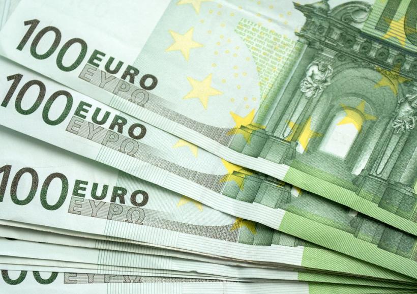 Leul își continuă prăbușirea și ajunge la un nou minim istoric: 4,65 în raport cu euro