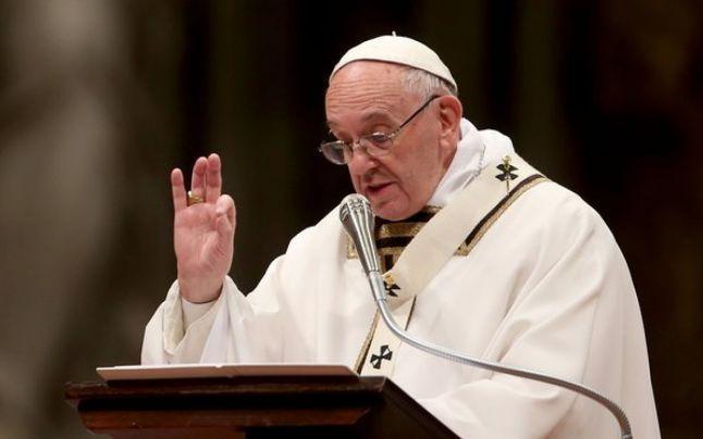 Papa Francisc îi critică pe cei care folosesc telefonul mobil la volan