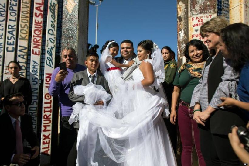 Un american şi o mexicancă s-au căsătorit la graniţa dintre cele două ţări
