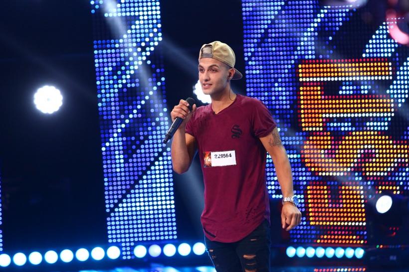 Anton Banaghan susținut de mama sa în Bootcamp, la ”X Factor”