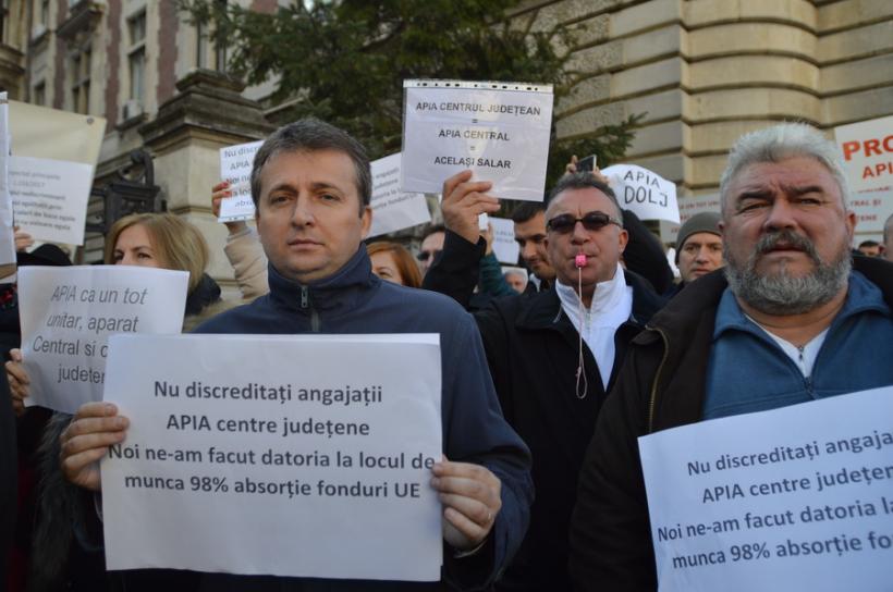 Galerie foto - Protestul angajaţilor APIA s-a încheiat după aproape 4 ore 18595192