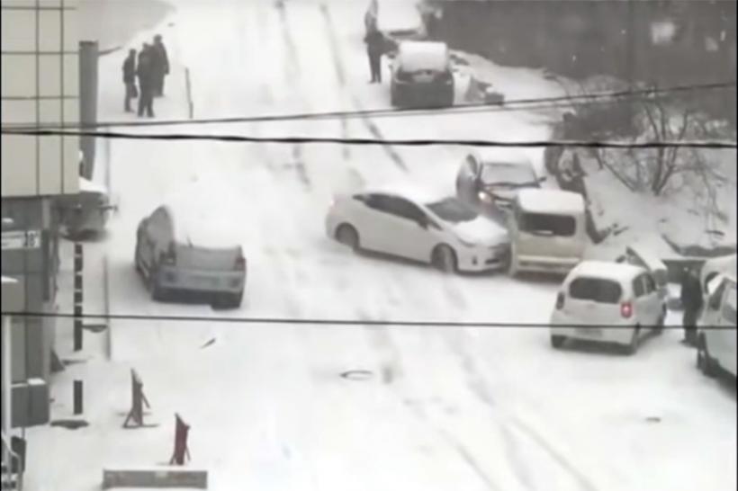 VIDEO - În Rusia, cu siguranță iarna nu-i ca vara. Șoferii din Vladivostok, prinși pe picior greșit