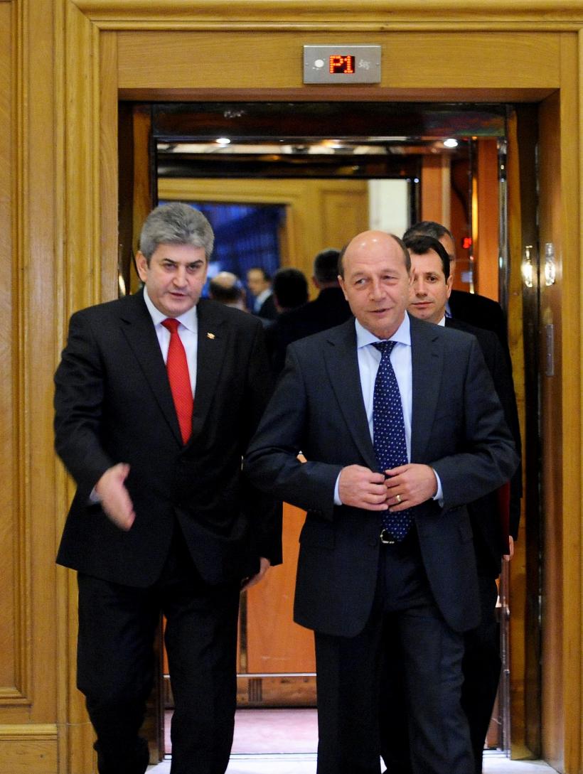 Traian Băsescu propune desființarea, prin lege, a Academiei lui Gabriel Oprea