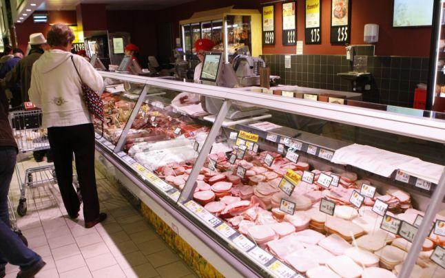 Carne expirată de trei ani şi brânză mucegăită, la un magazin şi la un fast-food din Sectorul 4 