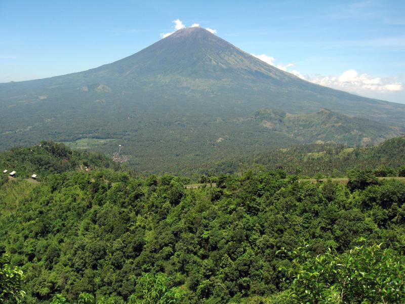 Vulcanul Agung din insula Bali a erupt din nou