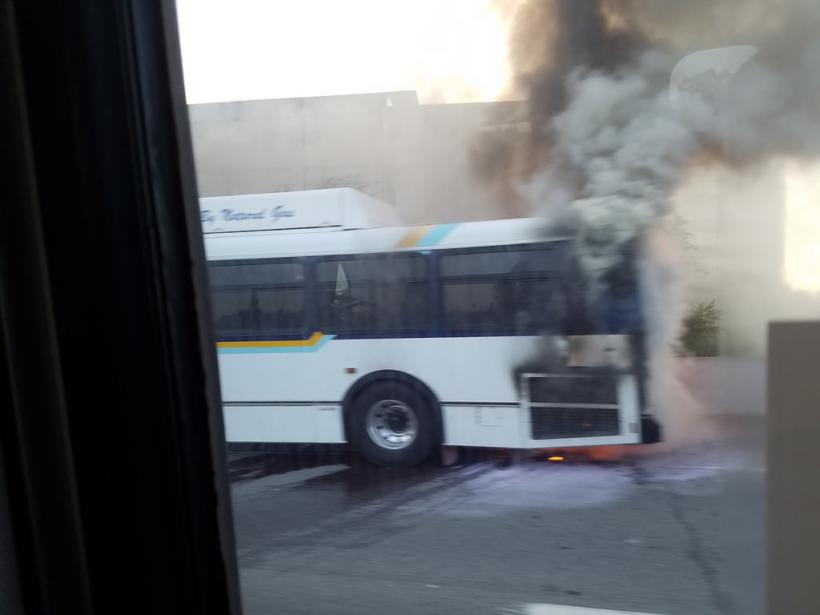 Trei tineri arși în incendiul unui autobuz