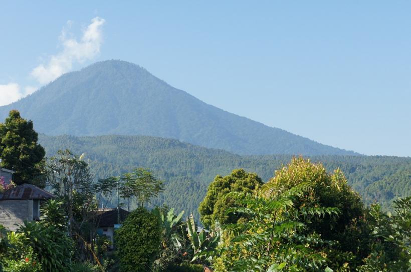 Zeci de zboruri anulate pe insula Bali, după erupția vulcanului Agung