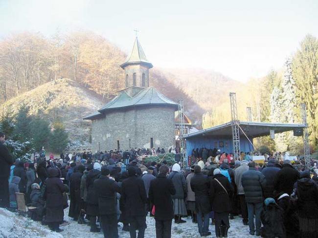 Mii de pelerini au venit la Mănăstirea Prislop, pentru a comemora 28 de ani de la moartea părintelui Arsenie Boca