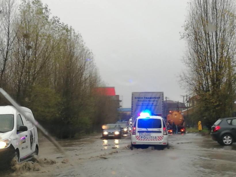 Situaţie alarmantă! Centura Bucureşti a fost inundată în urma ploilor, iar poliţia a deviat circulaţia 