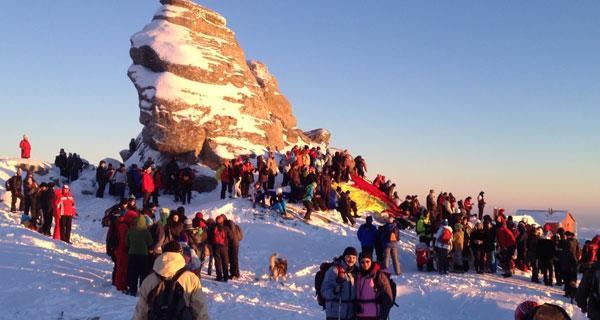 Zeci de turişti care au participat la Ziua Sfinxului pe Platoul Bucegi vor fi coborâţi de salvamontişti de pe munte 