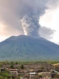 Vulcanul Agung continuă să expulzeze cenușă, fără să afecteze aeroportul Bali