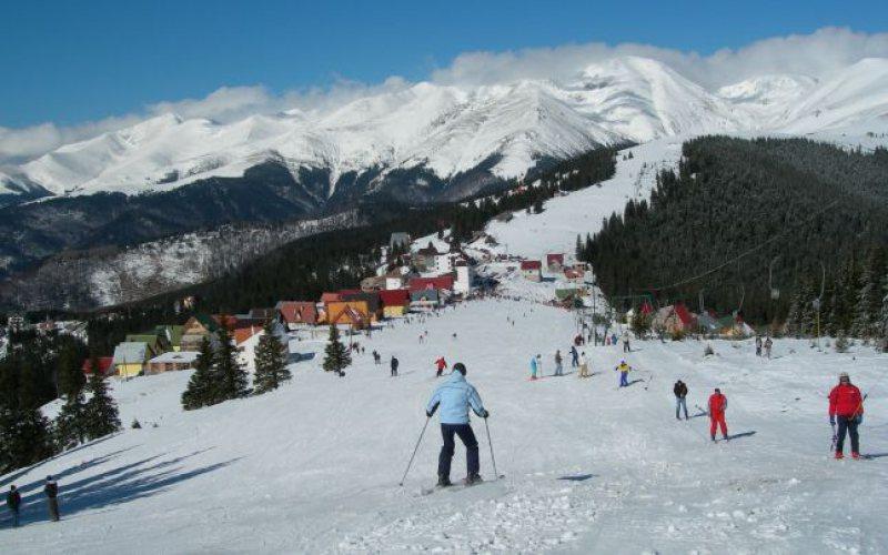 Hunedoara: Peste 2.000 de turişti au schiat gratuit în Straja de Ziua Naţională