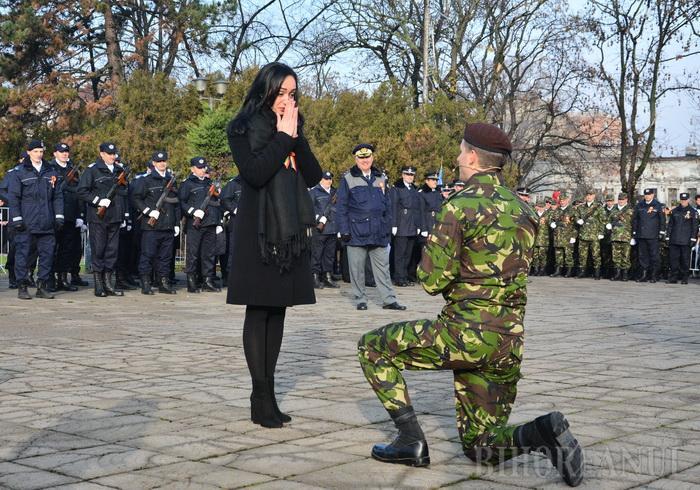 Moment emoționant la Oradea în timpul ceremoniilor de Ziua Națională, un militar și-a cerut iubita în căsătorie