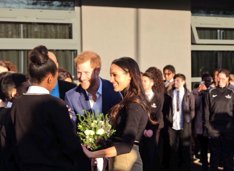 Prinţul Harry şi Meghan Markle, întâmpinaţi cu entuziasm, cu ocazia primului angajament public al lor