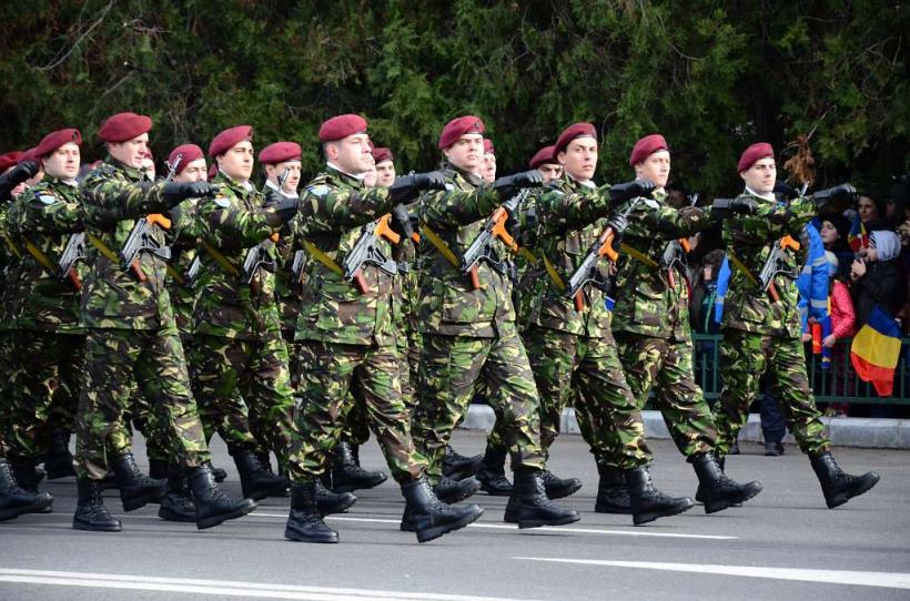 Spectacol de Ziua Națională! Un căţeluş maidanez s-a strecurat printre soldaţi şi a preluat conducerea paradei militare 